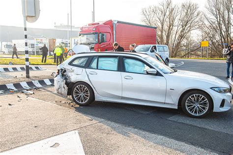 Motorrijder Ernstig Gewond Bij Aanrijding Vondelingenweg In Pernis