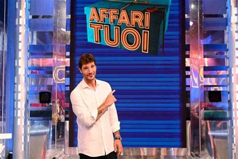 Stefano de Martino debutta ad Affari tuoi ma quanto è alto il conduttore