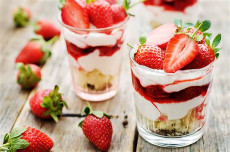 Postre Navideño De Natilla Con Galletas Y Salsa De Fresas Recepedia