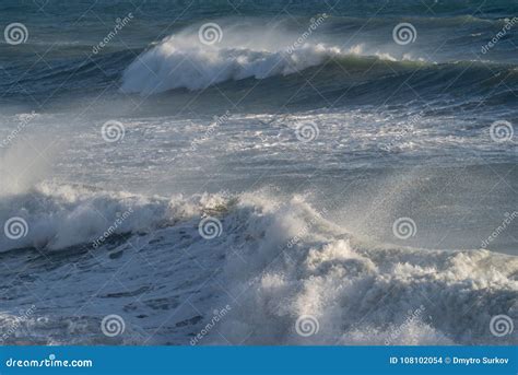 Ondas Que Quebram Na Costa Foto De Stock Imagem De Vista 108102054