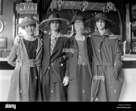 1920s Speakeasy Fashion