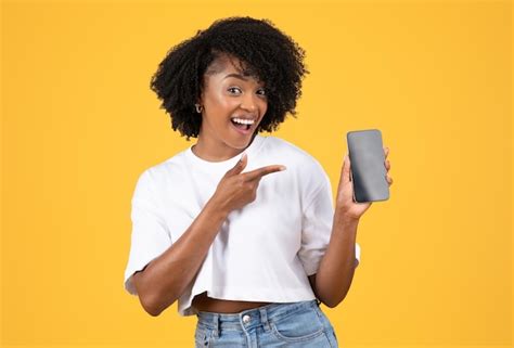 Feliz Joven Dama Negra Rizada En Camiseta Blanca Se Alar Con El Dedo En