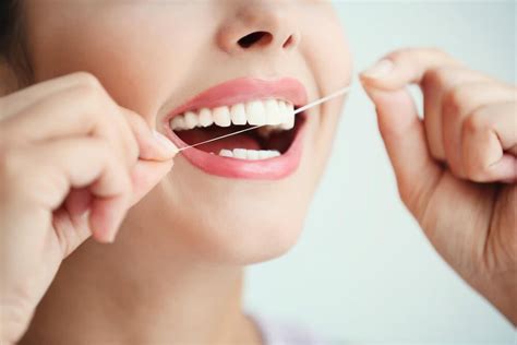 ¿es Bueno Utilizar Hilo Dental Clínica Dental Barcelona