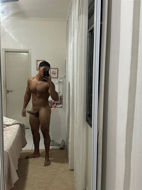 Vários nudes do TikToker Rafael Laporte nu exibindo o corpo sarado e