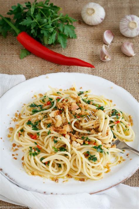 Spaghetti mit Knoblauch Olivenöl Chili und gerösteten Brotkrumen