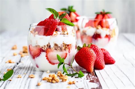 Cómo hacer parfait de yogur y fresas una receta saludable y deliciosa