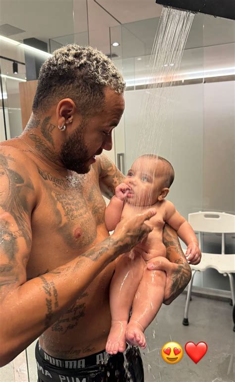 Neymar Exibe Momento Fofo A Filha Mavie Celebridades Vogue