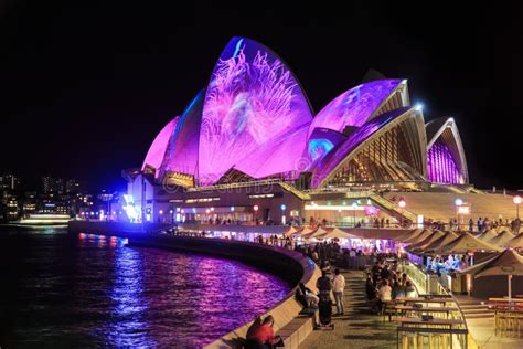 Iluminación Colorida En Sydney Opera House Festival De ‘sydney Viva ‘ Foto De Archivo Editorial