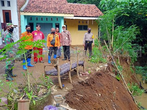 Diguyur Hujan Deras Tebing Sungai Di Jenggot Longsor