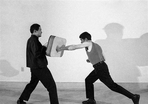 Pin By Almen On ドラゴン Bruce Lee Bruce Lee Martial Arts Lee Young