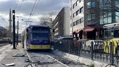 Kabataş ta tramvay raydan çıktı Yaralılar var