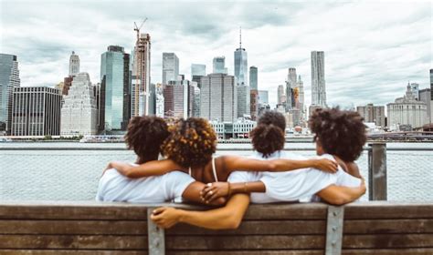 Premium Photo Group Of Friends Spending Time Togeher In New York City