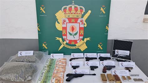 La Guardia Civil Descubre Un Peque O Arsenal De Armas En Dos Centros De