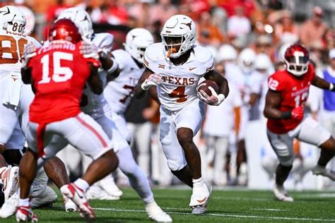 CJ Baxter's TD run lifts No. 8 Texas past Houston