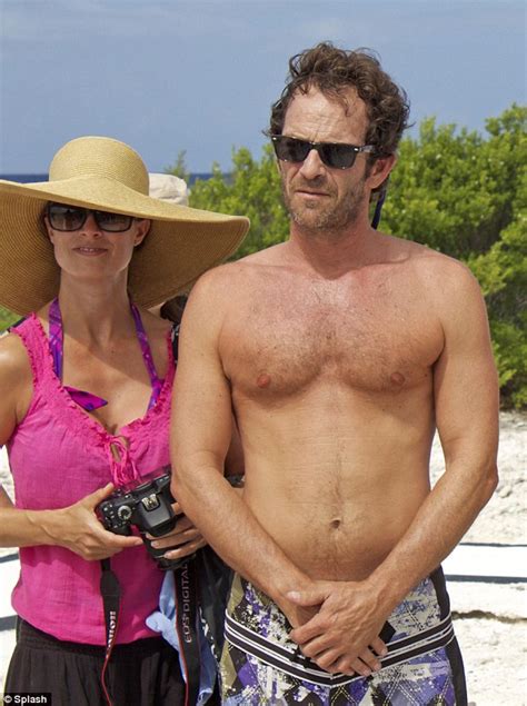 Luke Perry 47 Shows Off Sculpted Physique On Holiday In Bora Bora Daily Mail Online