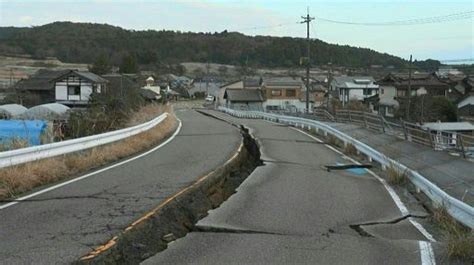 Almeno Morti Per Il Sisma In Giappone Revocato Lallarme Tsunami