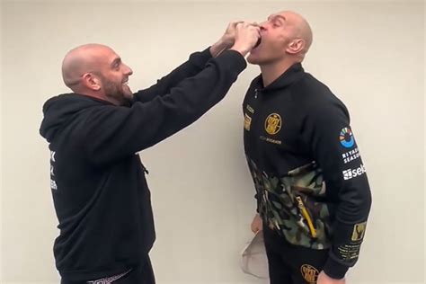 Tyson Fury Bebe Un Huevo Crudo En El Campo De Entrenamiento Antes Del