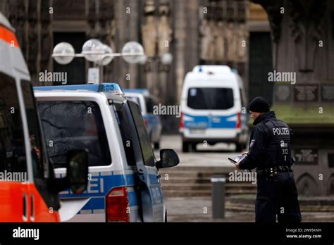 Terroralarm zu Weihnachten Rund um den Kölner Dom sind Polizisten in