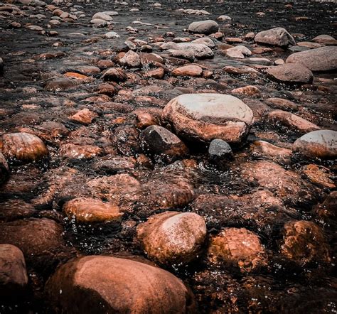 Una Gran Roca En Medio De Un Lago Con Una Gran Roca Blanca Y Roja