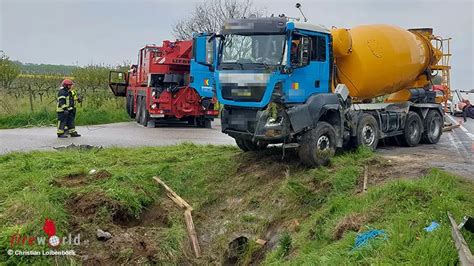 N Achs Betonmischer Bei Langenlois In Den Graben Gest Rzt Bergung