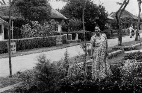 Soroti Halaman Rumah Yang Luas Di Foto Ibu Ibu Tahun 1940 Ini Netizen