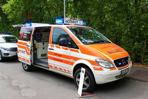 Mb Vito Und Vw Caddy Des Ausstellers Simplemedics Abgestellt Auf Dem