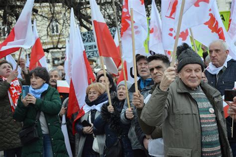 Wiec Wolnych Polak W W Nowym S Czu Na Rynku T Umy Z Bia O Czerwonymi