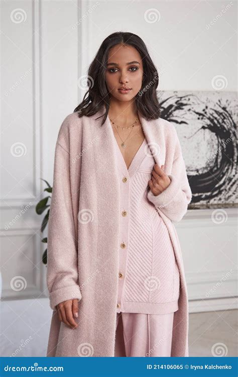 Fashion Style Model Pretty Woman Perfect Body Shape Dark Tanned Skin Brunette Hair Wear Stylish