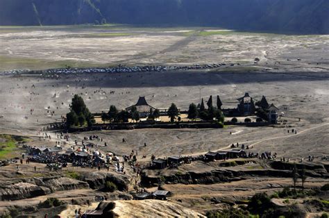 Pura Luhur Poten Gunung Bromo Pusat Ritual Di Padang Pasir