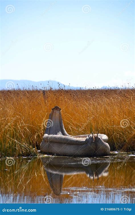 Reedboot Auf See Titicaca Im Schilf Stockbild Bild Von Peru Entfernt