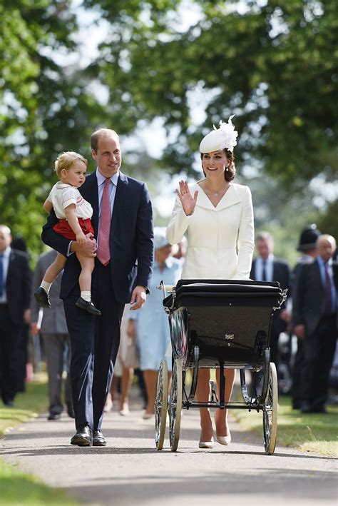 Foto Kate Middleton Acenou Para Os Fot Grafos Enquanto Caminhava Ao