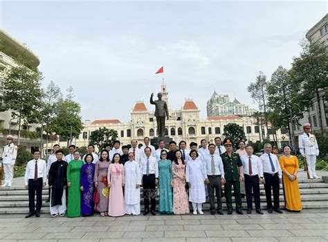 Lãnh đạo Thành phố Hồ Chí Minh dâng hương tưởng niệm Chủ tịch Hồ Chí Minh