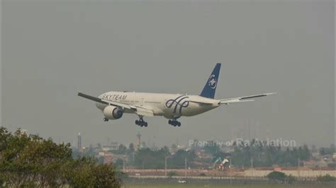 PESAWAT JUMBO GARUDA INDONESIA LANDING DI BANDARA SOEKARNO HATTA