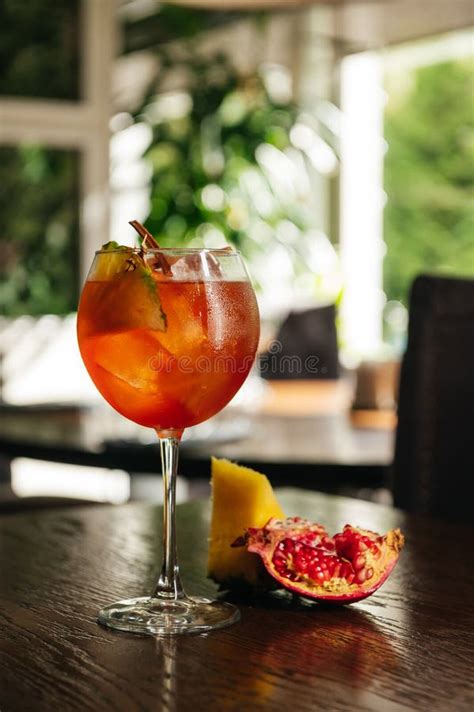 Glas Eiskaltes Aperol Spritz Das Cocktail Das In Einem Weinglas Mit