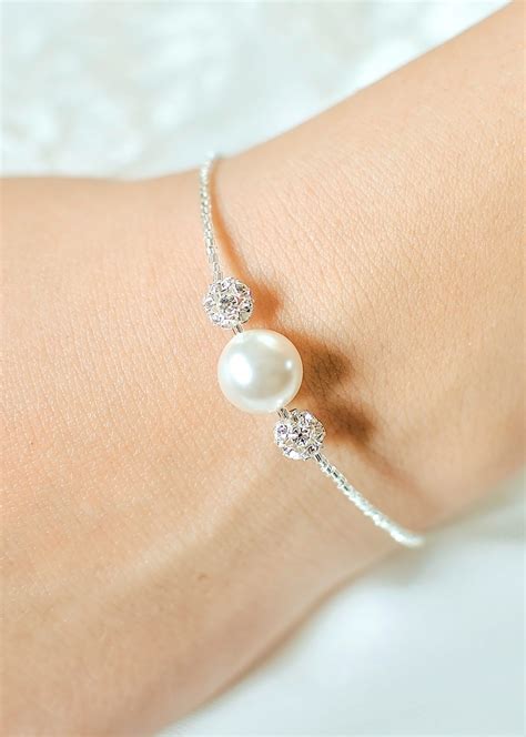 Bracelet de mariée Anna avec petit noeud en perle garni de pierres de