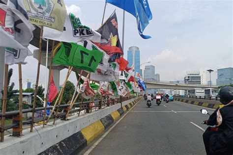 Semrawutnya Bendera Partai Di Flyover Kuningan Jaksel