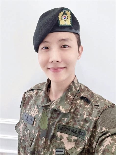 徴兵：btsのj Hope、二等兵らしいきちんとした敬礼 「新兵教育修了しました」 Chosun Online 朝鮮日報