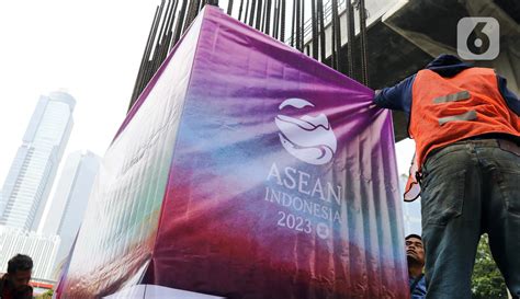 Banner KTT ASEAN 2023 Terpasang Pada 100 Tiang Monorel Di Rasuna Said