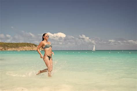 La Mujer En Bikini Corre En La Playa En St Johns Antigua Imagen De