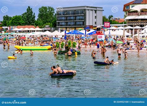 Muchas Personas Nadan En El Mar Negro Y Toman El Sol En La Playa De Zaliznyi Port Kherson Imagen