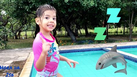 Isa Finge Brincar Um Tubar O Na Piscina Shark Challenge In The Pool