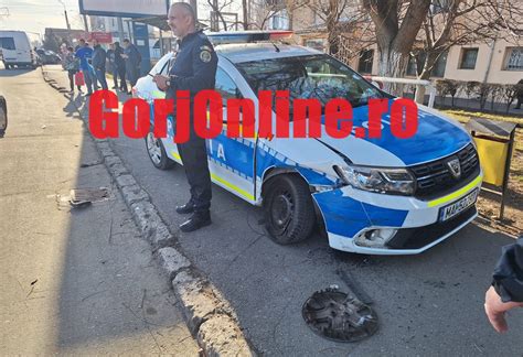 ACUM FOTO Tg Jiu Mașină de poliție implicată într o tamponare în