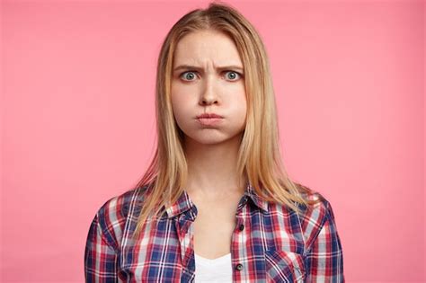 Femme Blonde En Chemise Ray E Photo Gratuite