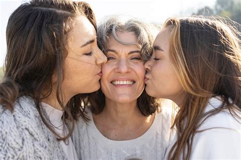 Mère ayant un moment tendre avec sa fille à la plage Photo Gratuite