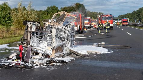 A1 bei Hamburg Illegales Autorennen führt zu Massencrash neun Verletzte