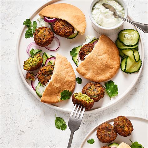 Pita Falafel Met Zoetzure Komkommer En Tzatziki Recept Artofit