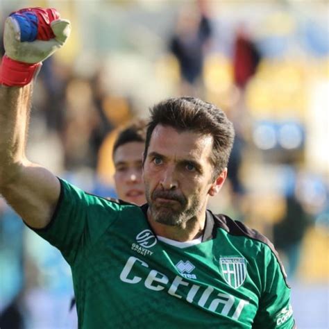 Sportske Novosti Nakon 26 Godina U Nogometu Gigi Buffon Potpisao