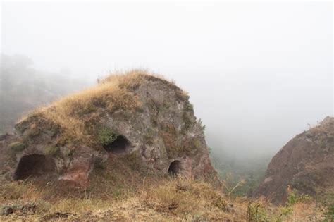 Vista De Nevoeiro Na Antiga Cidade Da Caverna De Khndzoresk Nas Rochas