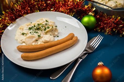 Wiener Würstchen und Kartoffelsalat als typisches Weihnachtsessen zu