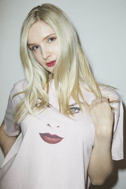 Lily Hart Emma Lawrence E0mU5fgUYAAVz L Porn Pic